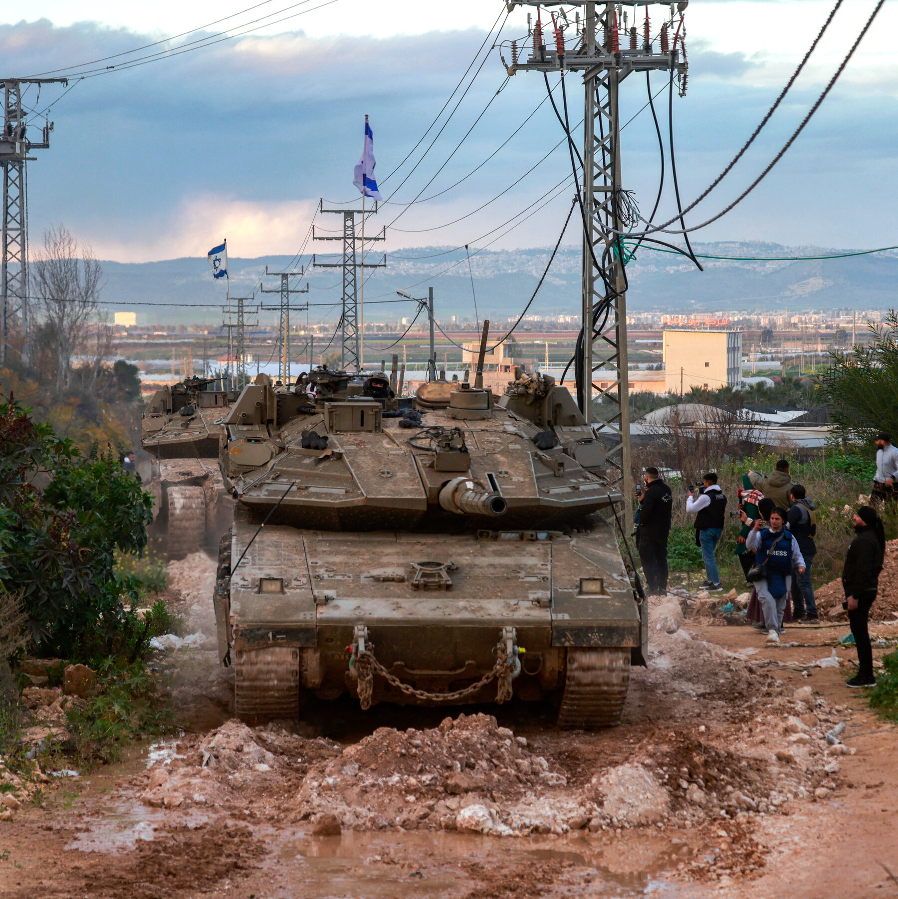 Expanding West Bank Campaign, Israel Sends Tanks for First Time in Decades