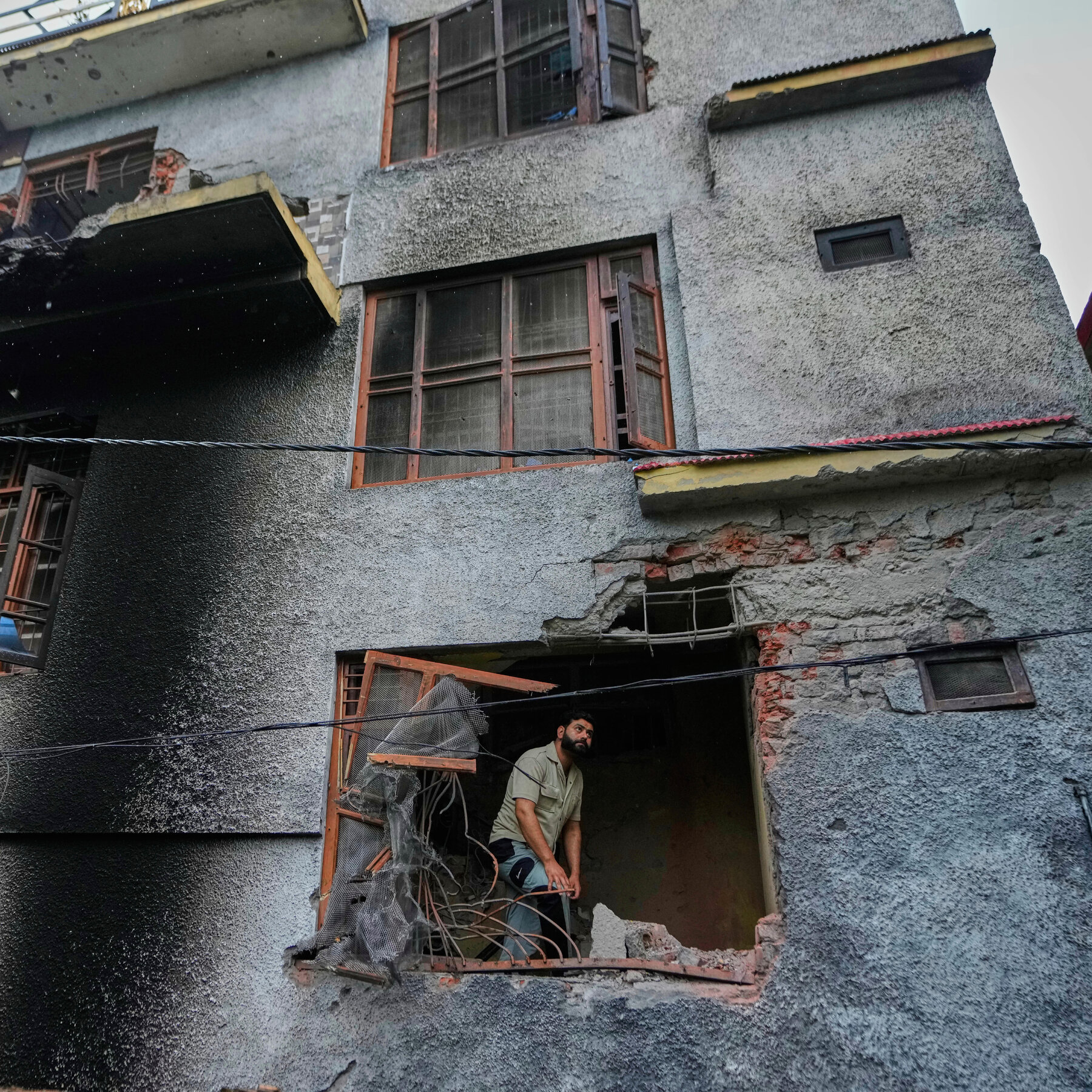 Overnight Clashes Strain Diplomacy Efforts for India and Pakistan
